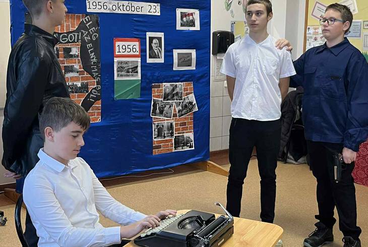 Iskolai megemlékezés 1956.október 23-ról Iskolai megemlékezés 1956.október 23-ról