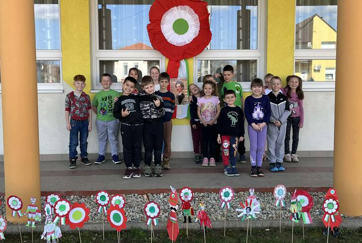 K�sz�net Gy�ngyi n�ninek �s a 2. oszt�lyosoknak a m�rcius 15-i dekor�ci��rt