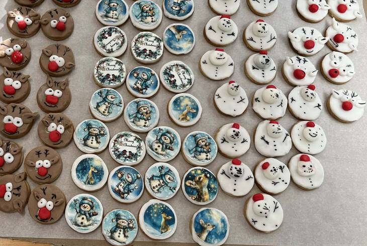 Mézeskalács díszítés Bea nénivel, avagy az adventi vásár előkészületei Mézeskalács díszítés Bea nénivel, avagy az adventi vásár előkészületei