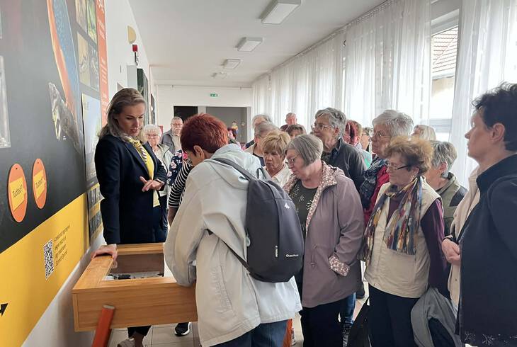 A nagykanizsai Napraforg� Nyugd�jas Klub l�togat�sa iskol�nk Schmidt Egon s�t�ny�n