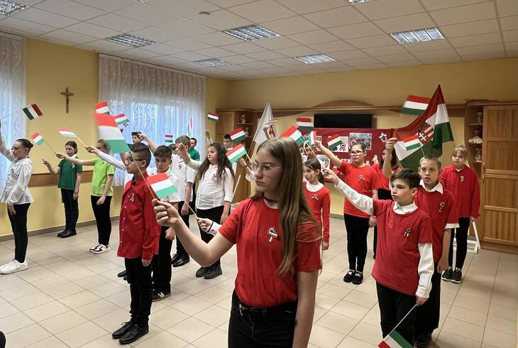 M�rcius 15. iskol�nk 5. oszt�lyosainak megeml�kez� m�sora a becsehelyi Szent Csal�d K�z�ss�gi-�s Zar�ndokh�zban